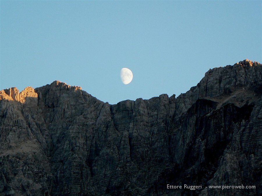 07 - La luna vista dal rifugio F.lli Greco.jpg